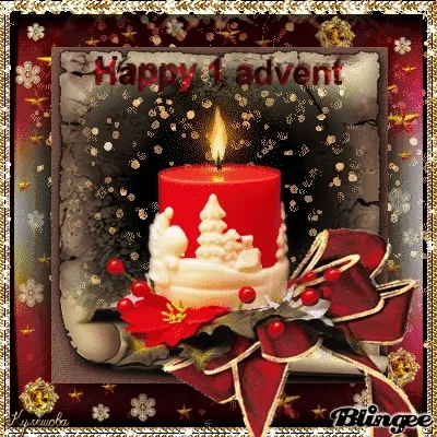 Een brandende rode kaars met kerstdecoratie en de tekst "Happy 1 advent".