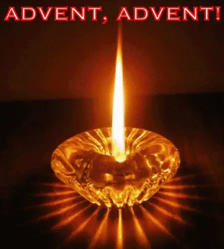 Kaars in een glas met 'Advent, Advent!' tekst erboven. Warm licht straalt uit.