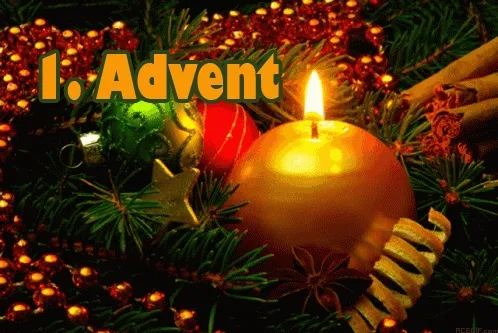 Kaars brandt tussen groene takken en kerstversieringen, met tekst "1. Advent".
