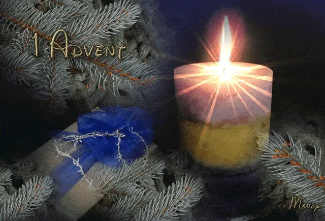 Kaars met stralen licht, een cadeau en dennen takken rondom, adventssfeer.