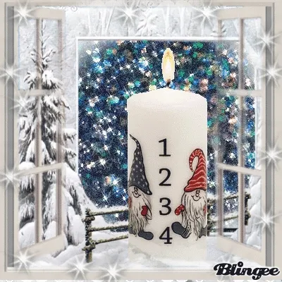 Kaars met cijfers en kabouters, uitzicht op een besneeuwd landschap.