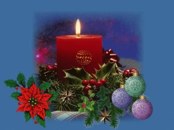 Een rode kerstkaars omringd door kerstdecoraties en kerstboomhangers.