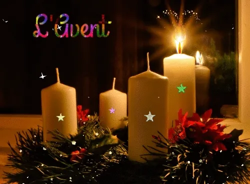 Vijf kaarsen op een tafel, omringd door kerstdecoraties en een sfeervolle achtergrond.