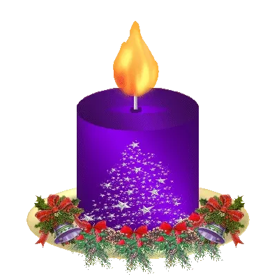 Paarse kaars met een vlam en een decoratieve kerstkrans eromheen.