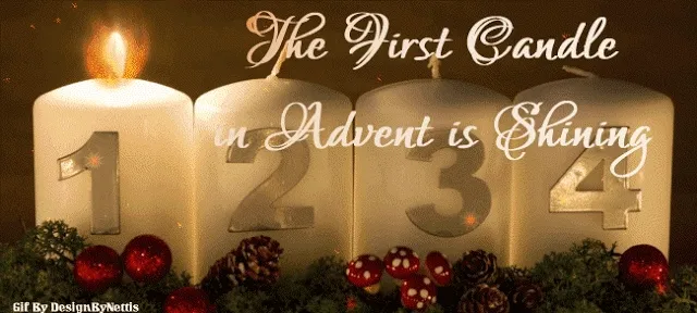 Eerste Adventskaars brandt, met cijfers één tot vier en feestelijke decoraties.