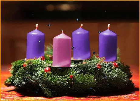 ᐅ 2e advent gif - 2e Adventzondag plaatjes Vier paarse kaarsen op een dennenkrans, met een warme en feestelijke uitstraling.