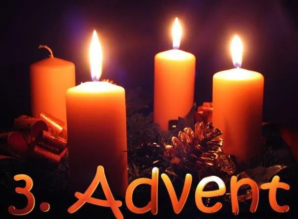 ᐅ 3e advent - 3e Adventzondag plaatjes Vier oranje kaarsen branden, met tekst "3. Advent" in de afbeelding.