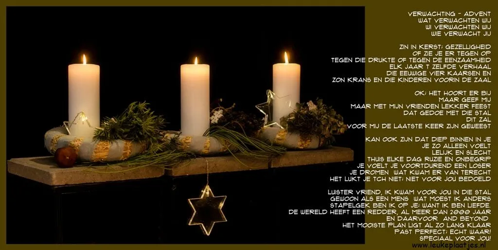 ᐅ 3e advent - 3e Adventzondag plaatjes Kaarsen en kerstdecoratie op een tafel tegen een donkere achtergrond.