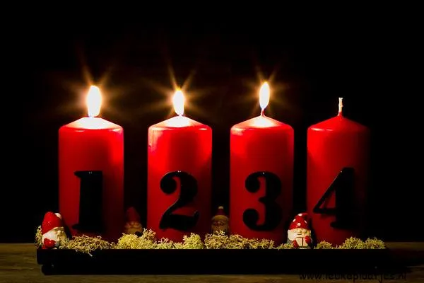 ᐅ 3e advent - 3e Adventzondag plaatjes Vier rode kaarsen met nummers 1 tot 4 en kerstdecoraties.