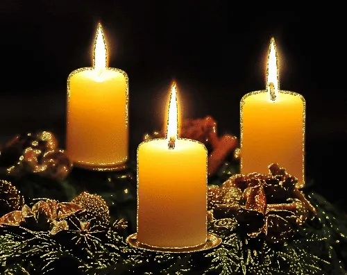 ᐅ 3e advent - 3e Adventzondag plaatjes Drie brandende kaarsen omringd door een groene krans en decoratieve elementen.