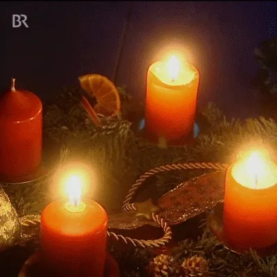 ᐅ 3e advent gif - 3e Adventzondag plaatjes Vijf brandende kaarsen in een kerststukje met decoratieve accessoires.