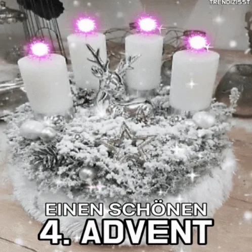 Kerstkrans met vier kaarsen en decoraties voor de vierde advent.
