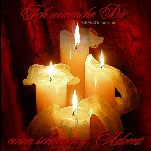 Vijf brandende kaarsen voor een feestelijke achtergrond met rode tinten.