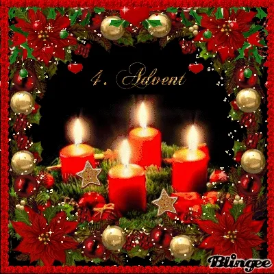 Vier kaarsen in een feestelijke kerstdecoratie voor de vierde advent.