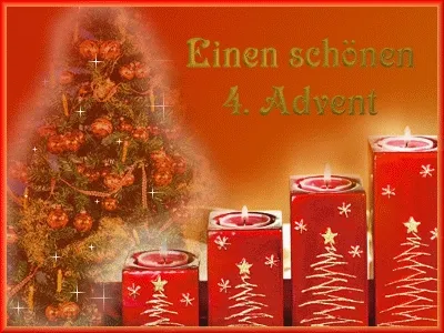 Rode kaarsen en een kerstboom voor de 4e Advent. Kerstversiering en glitter.