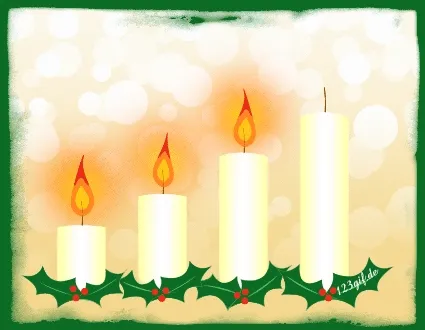 Vier gele kaarsen op een zachte, feestelijke achtergrond met hulsttakken.