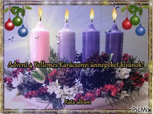 Vier kaarsen staan op een krans, versierd met kerstdecoraties en een feestelijke boodschap.