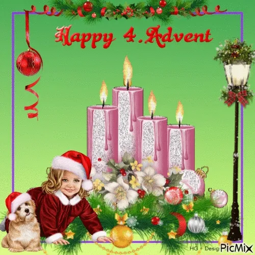 Kind met een kerstmanhoed, kaarsen en kerstdecoraties, vrolijke sfeer voor Advent.