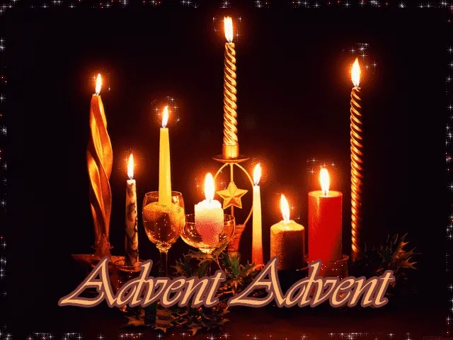 Kaarsen en decoraties voor het Advent, sfeervol en warm verlicht.