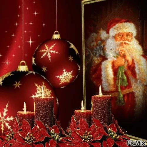 Kerstdecoratie met kaarsen, kerstballen en een afbeelding van de kerstman.