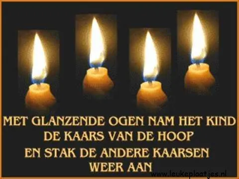 Vijf brandende kaarsen met tekst over hoop en licht.