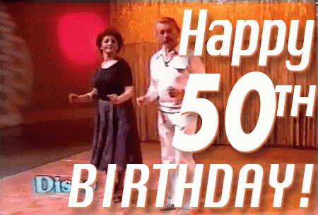 50 jaar man humor gif - Twee mensen dansen op een verjaardag met grote tekst "Gelukkige 50e Verjaardag!"