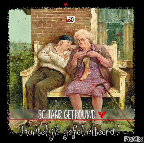 50 jaar man humor gif - Een oude man en vrouw zitten op een bank, vierend hun 50-jarig huwelijk.