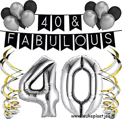 Zwart-witte banner met "40 & Fabulous" en zilveren ballonnen en cijfers.