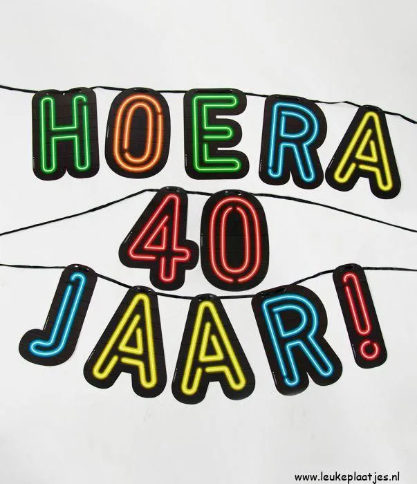 Kleurige letters met de tekst "Hoera 40 jaar!" op een witte achtergrond.