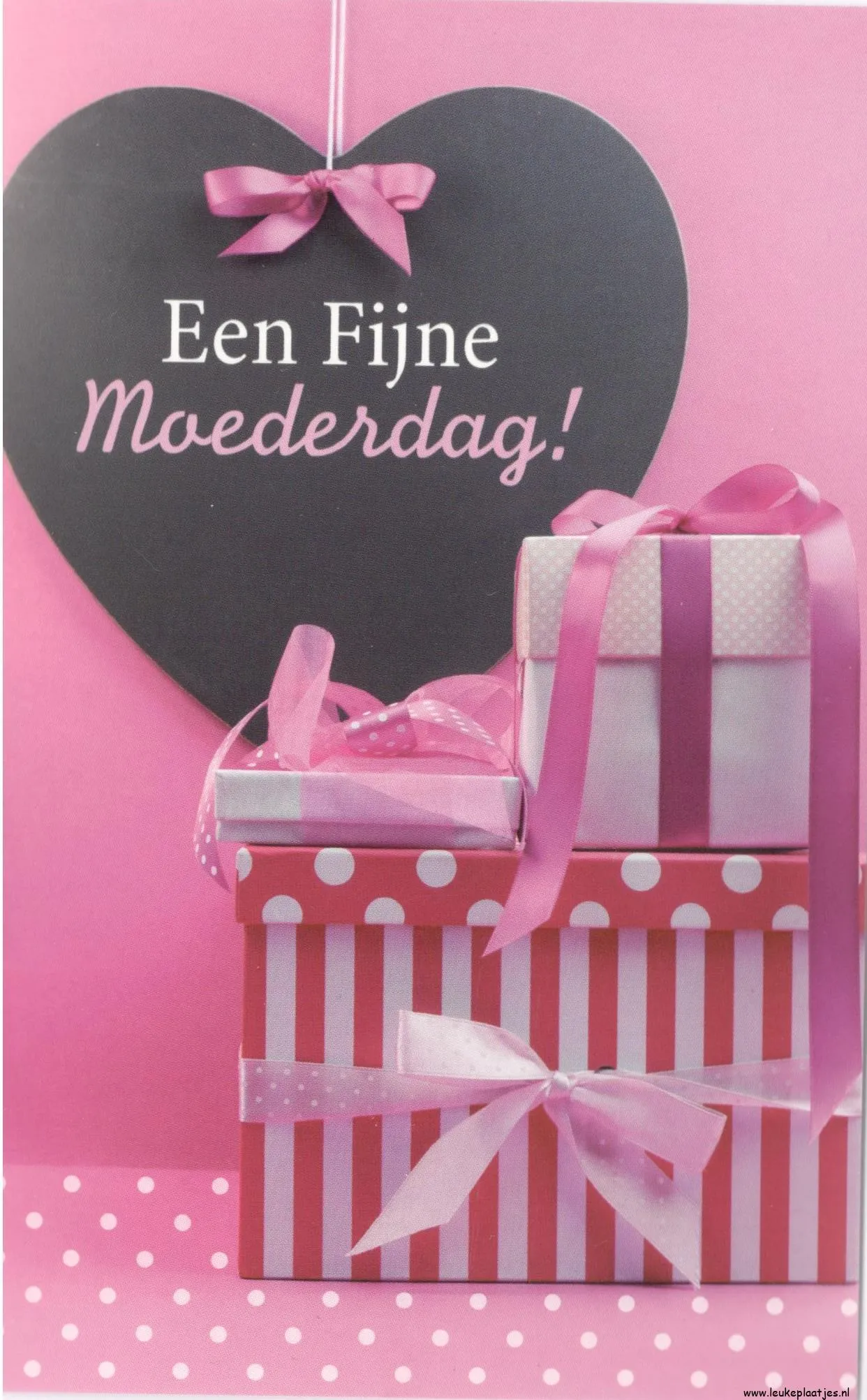 Drie feestelijke cadeaus met een boodschap voor Moederdag op een roze achtergrond.
