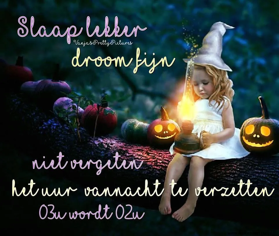 ᐅ afbeelding halloween - Halloween plaatjes Een meisje met een lantaarn, omringd door pompoenen, in een droomachtige setting.