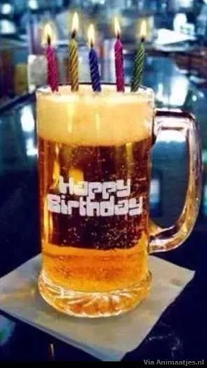 ᐅ afbeelding verjaardag man - Verjaardag plaatjes Verjaardagsbierglas met kaarsjes en de tekst 'Happy Birthday'.