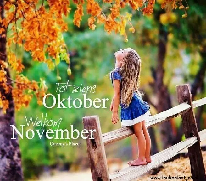 Meisje met lange haren staat op een hek onder herfstbladeren, verwelkomt november.