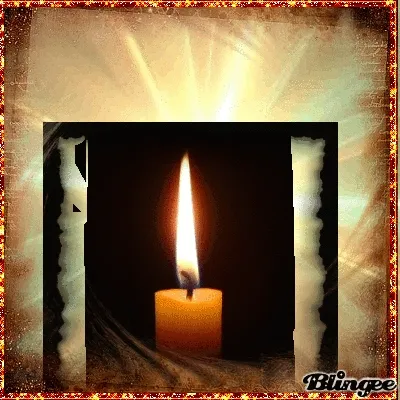 ᐅ allerheiligen gif - Allerheiligen plaatjes Kaars met vlam op een sfeervolle achtergrond van lichteffecten.