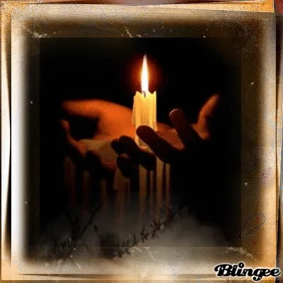 ᐅ allerheiligen gif - Allerheiligen plaatjes Een hand houdt een brandende kaars vast in een donkere omgeving.