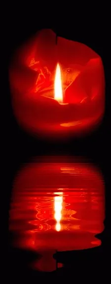 ᐅ allerheiligen gif - Allerheiligen plaatjes Rode kaars met vlam, weerspiegeld in donker water.