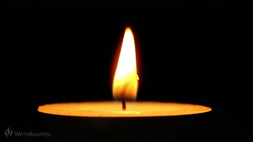 ᐅ allerheiligen gif - Allerheiligen plaatjes Een brandende kaars op een donkere achtergrond.