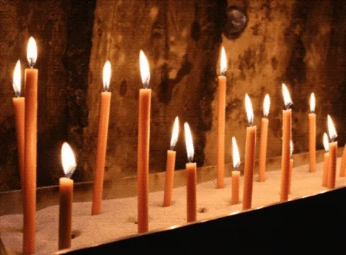 ᐅ allerheiligen gif - Allerheiligen plaatjes Brandende kaarsen in een zandbed, met vlammen die zachtjes dansen.