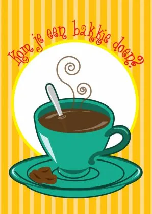 Grote groene koffie- of thee kop met een lepel en een koekje op een schotel.