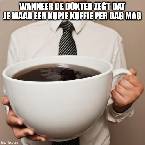 Man in een stropdas houdt een grote koffiekop met zwarte koffie vast.
