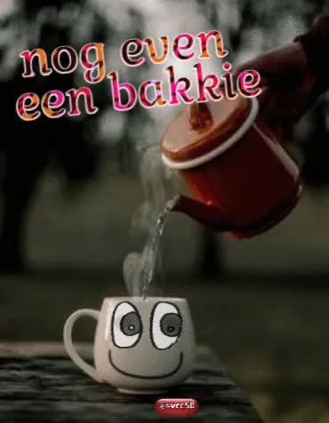Een hand schenkt heet water in een mok met een lachend gezicht.