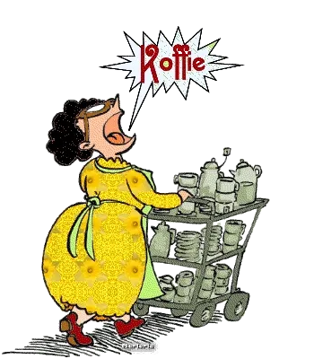 Een vrouw in een gele jurk roept terwijl ze een kar met servies duwt.