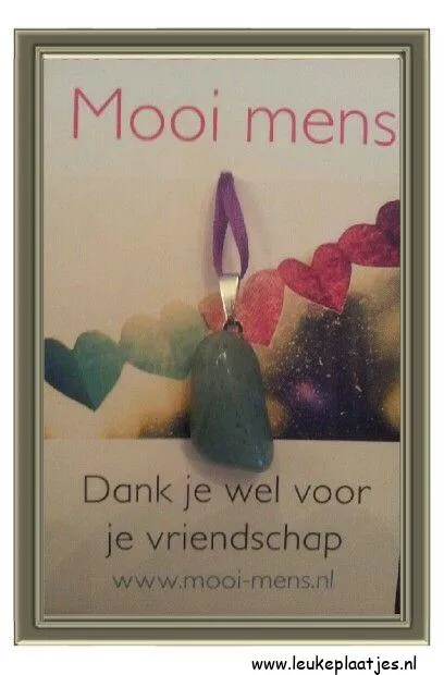 Hanger met groene steen en kaartje met dankboodschap voor vriendschap.