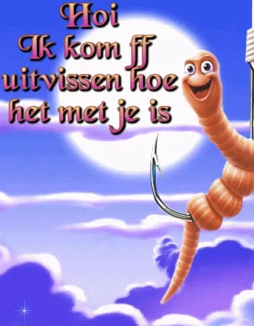 Een vrolijke worm die met een haak in de lucht hangt, rustige achtergrond met een maan.