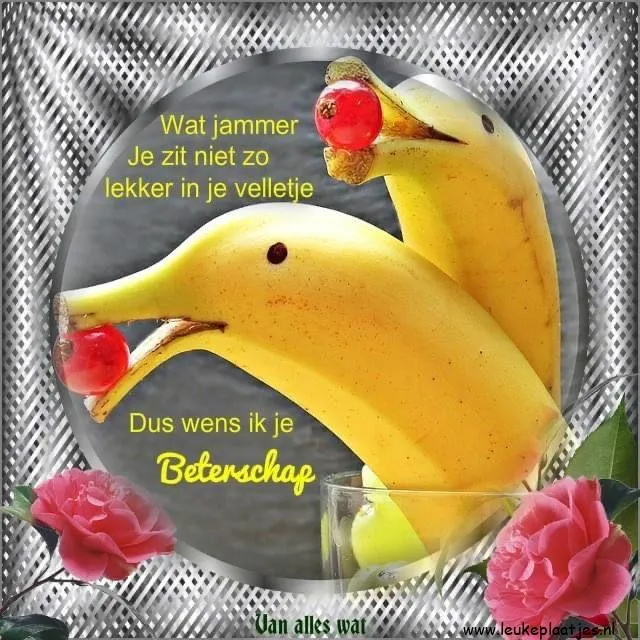 Bananen met gezichten en kersen in hun mond, omringd door bloemen.