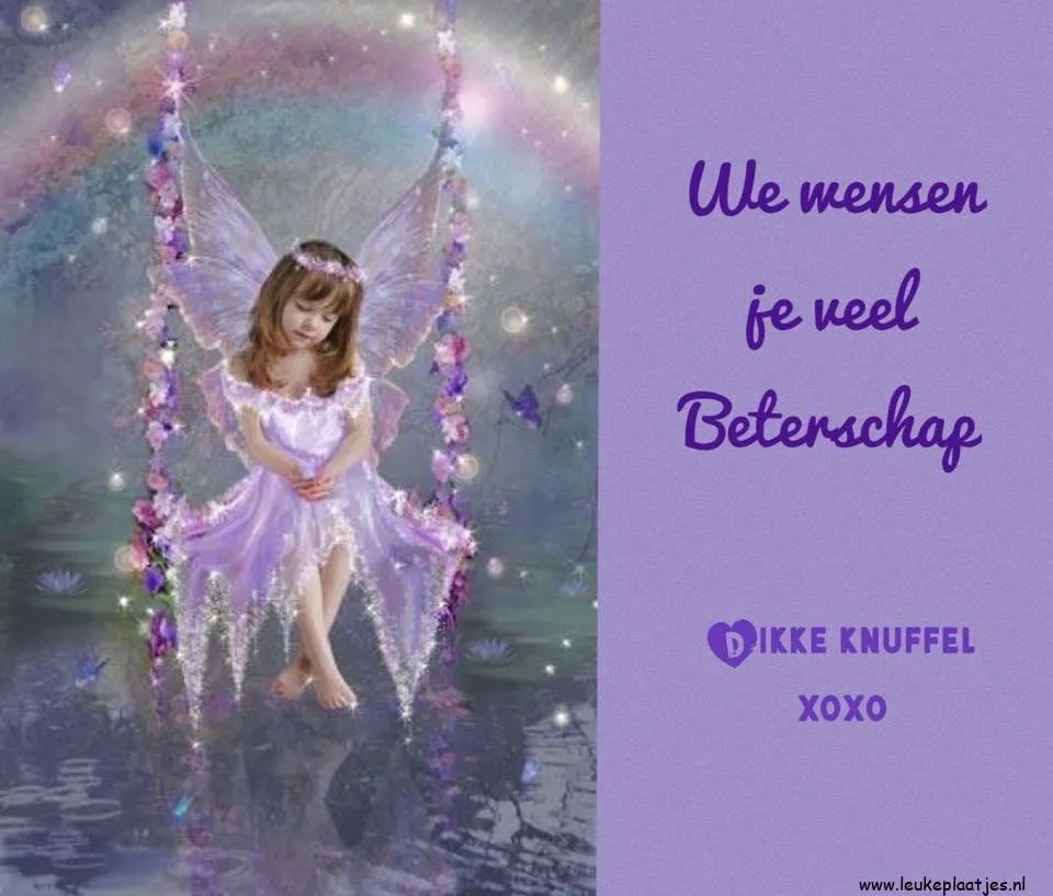 Een jonge fee speelt in een magische omgeving met bloemen en licht.