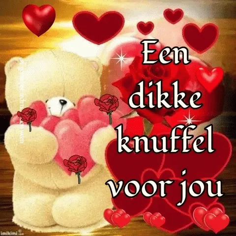 Een teddybeer knuffelt een hart, omringd door rozen en hartvormige versieringen.