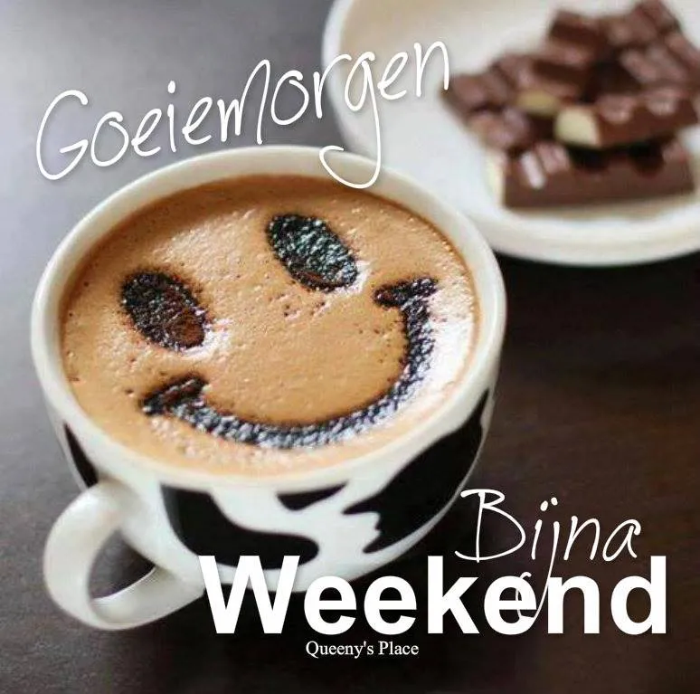 Een mok koffie met een glimlachend gezicht en een bordje chocolade.