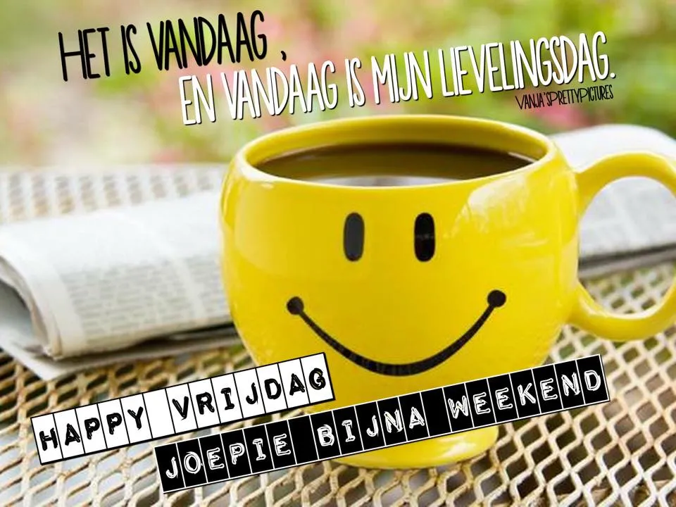 Een gele mok met een glimlach staat op een tafel naast een krant.