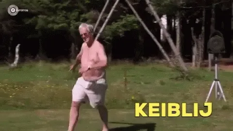 Oude man rent zonder shirt in een groene omgeving. Tekst "KEIBLIJ" weergegeven.